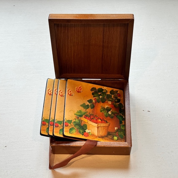 Vintage Coaster Set of 4 cork coasters Wooden Box with strawberry patch - Picture 7 of 17
